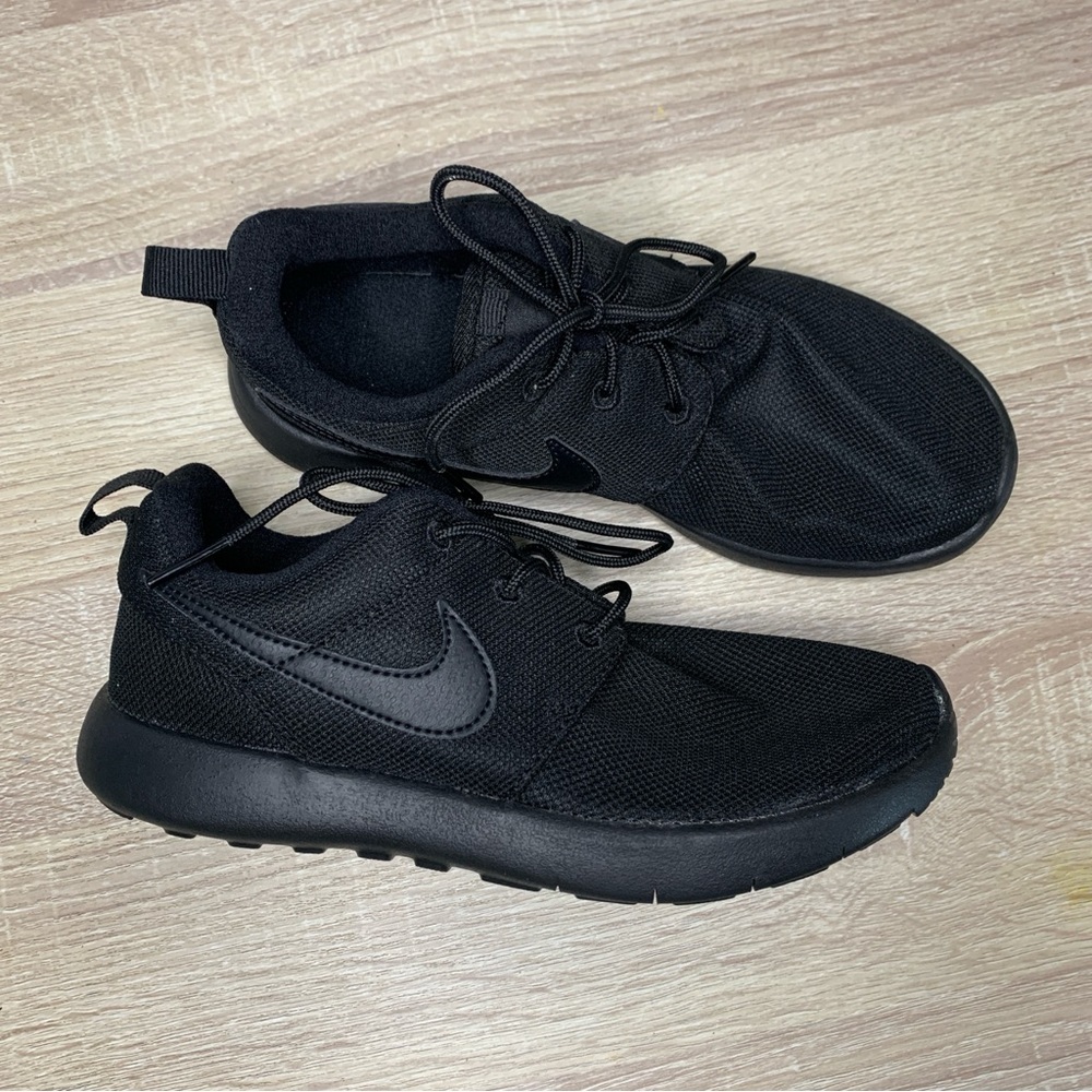 Nike Roche Boys Lightweight Sneaker Shoe size 1.5 Youth